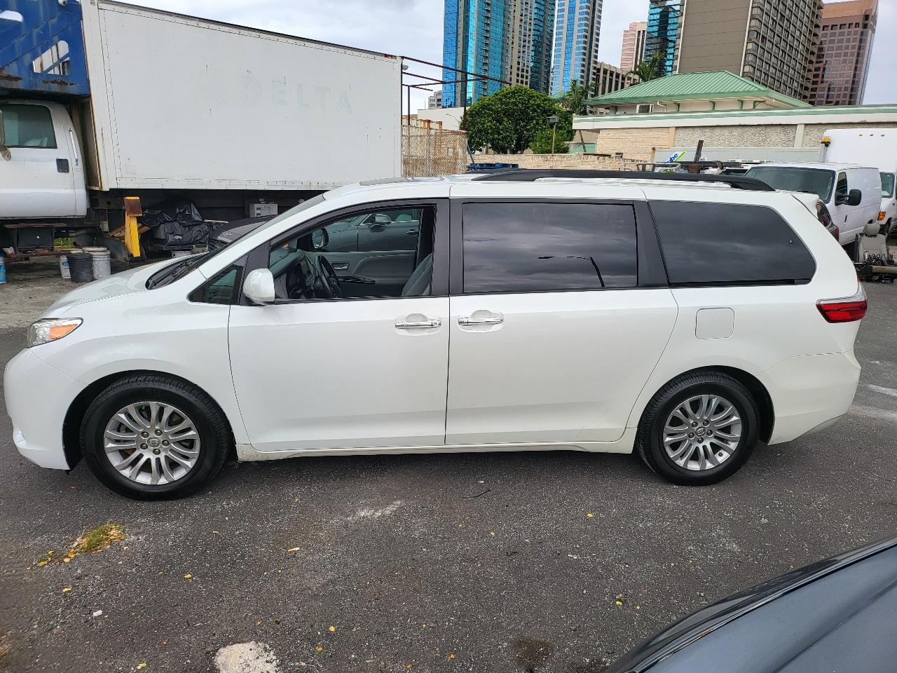 Toyota Sienna XLE Auto Access Seat FWD 7-Passenger (Natl) 2017