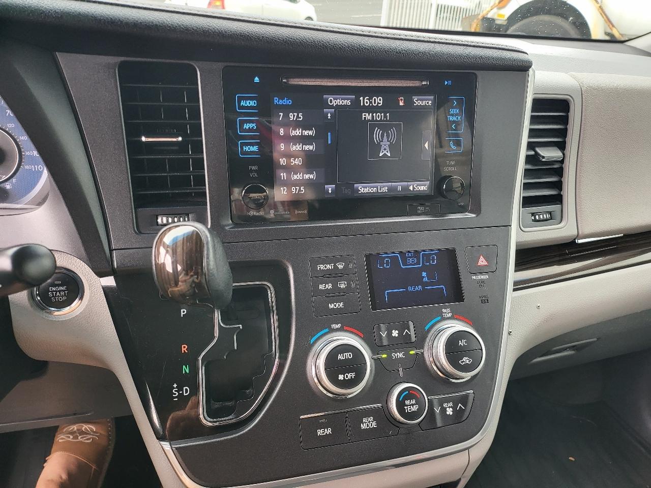Toyota Sienna XLE Auto Access Seat FWD 7-Passenger (Natl) 2017