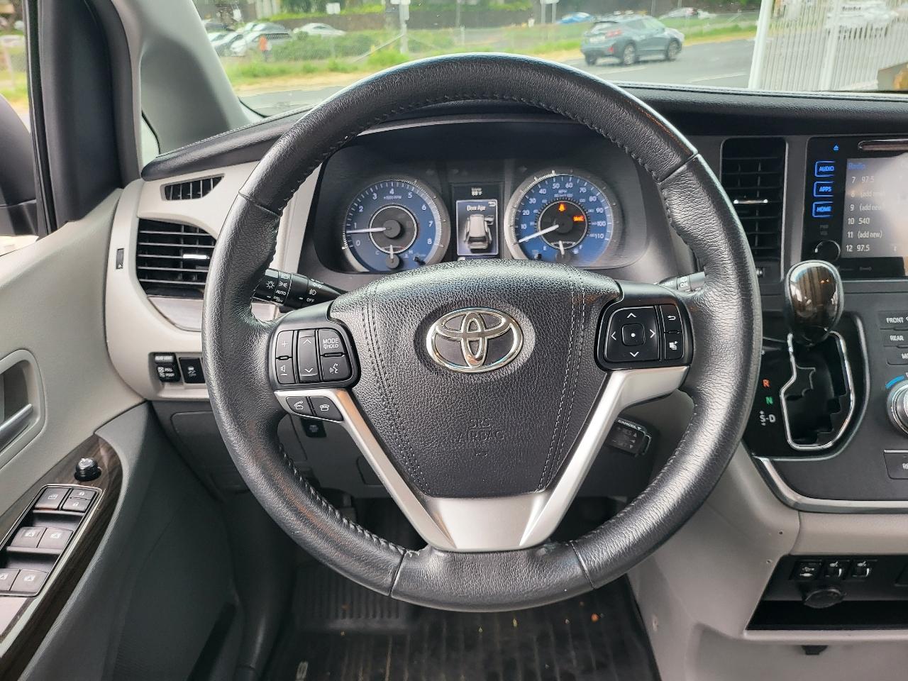Toyota Sienna XLE Auto Access Seat FWD 7-Passenger (Natl) 2017