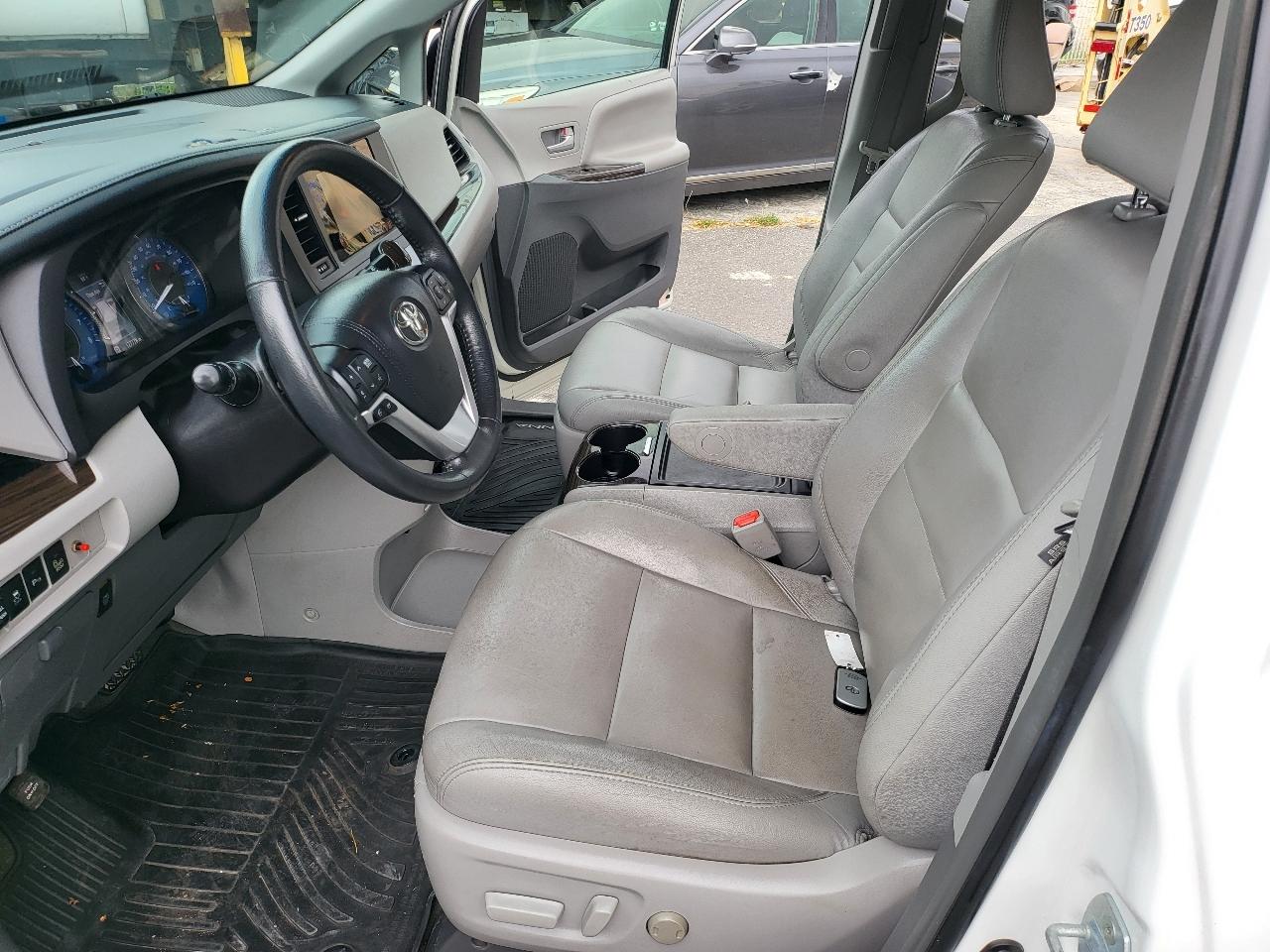 Toyota Sienna XLE Auto Access Seat FWD 7-Passenger (Natl) 2017