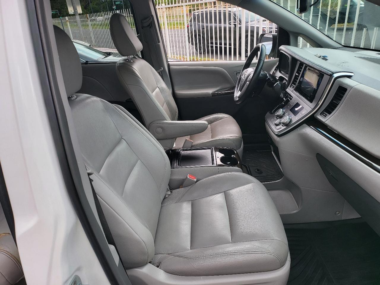 Toyota Sienna XLE Auto Access Seat FWD 7-Passenger (Natl) 2017