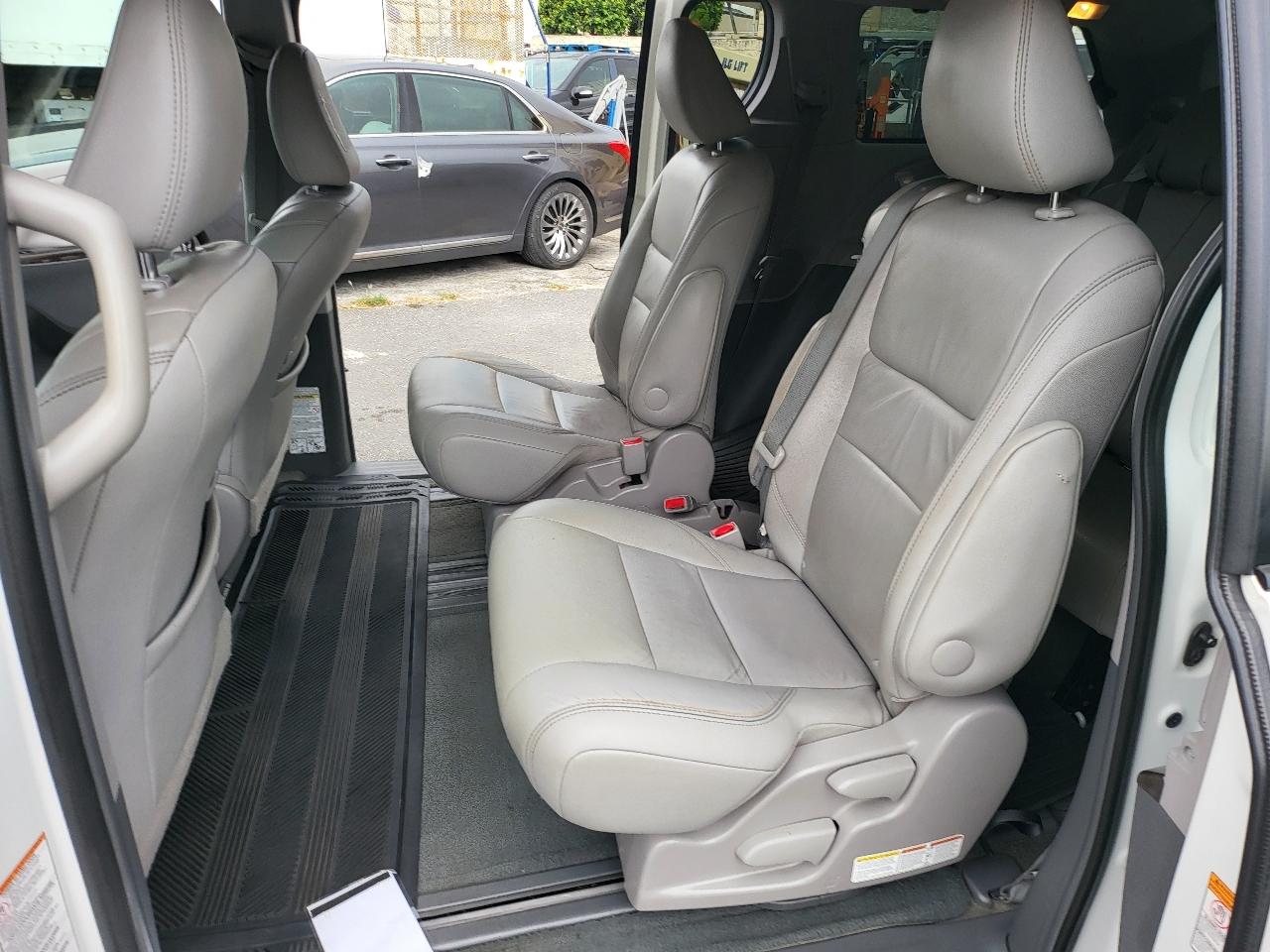 Toyota Sienna XLE Auto Access Seat FWD 7-Passenger (Natl) 2017
