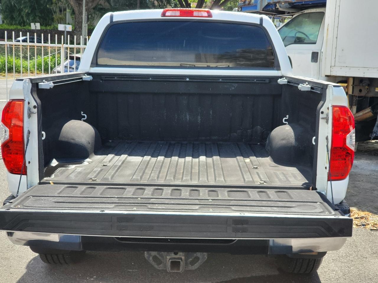 Toyota Tundra 2WD Truck CrewMax 5.7L V8 6-Spd AT SR5 (Natl) 2016