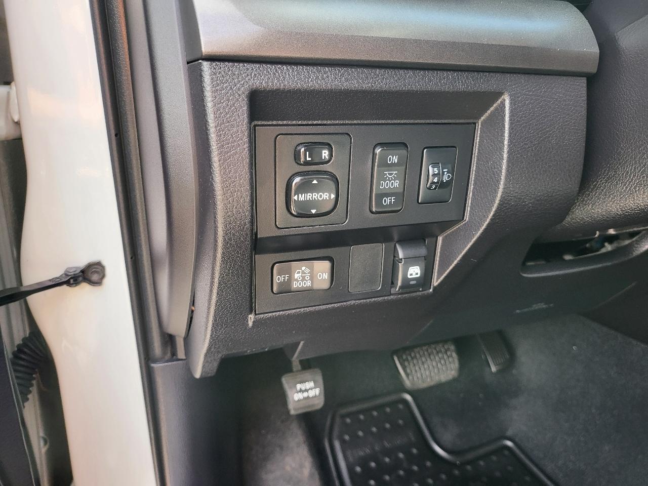 Toyota Tundra 2WD Truck CrewMax 5.7L V8 6-Spd AT SR5 (Natl) 2016