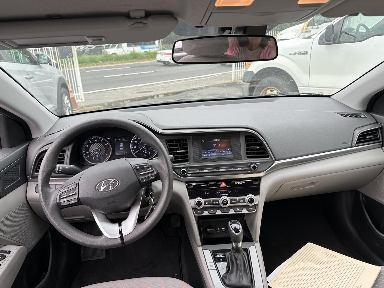 Hyundai Elantra photo 11