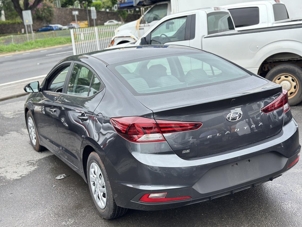 Hyundai Elantra photo 10