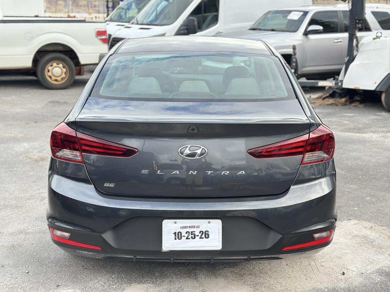 Hyundai Elantra photo 7
