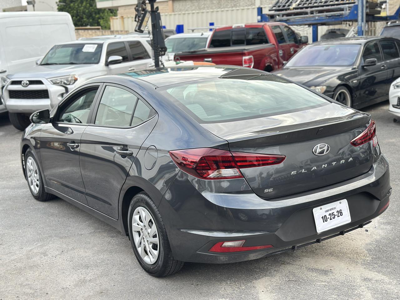 Hyundai Elantra photo 8