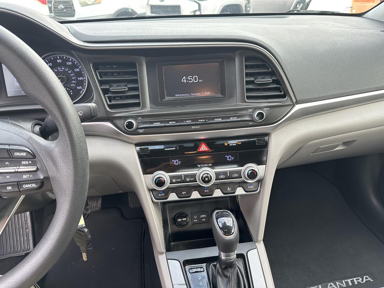 Hyundai Elantra photo 18