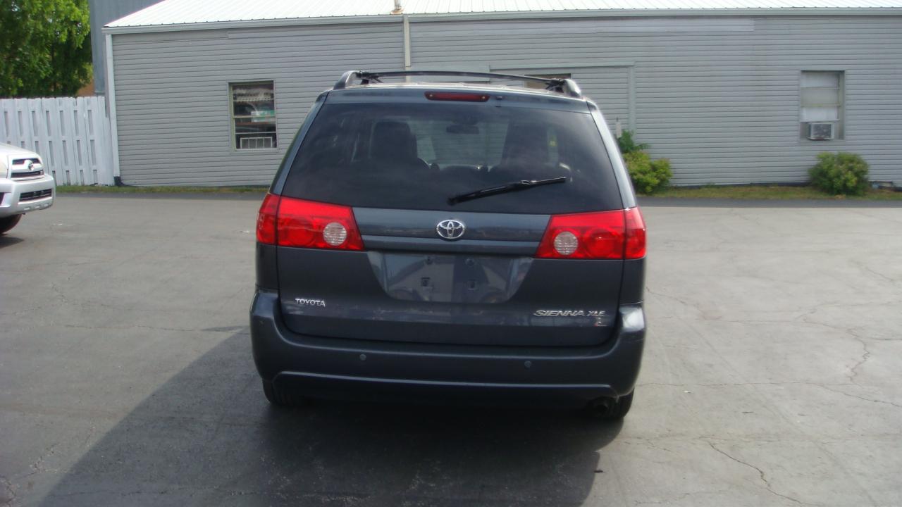 Toyota Sienna XLE 2010