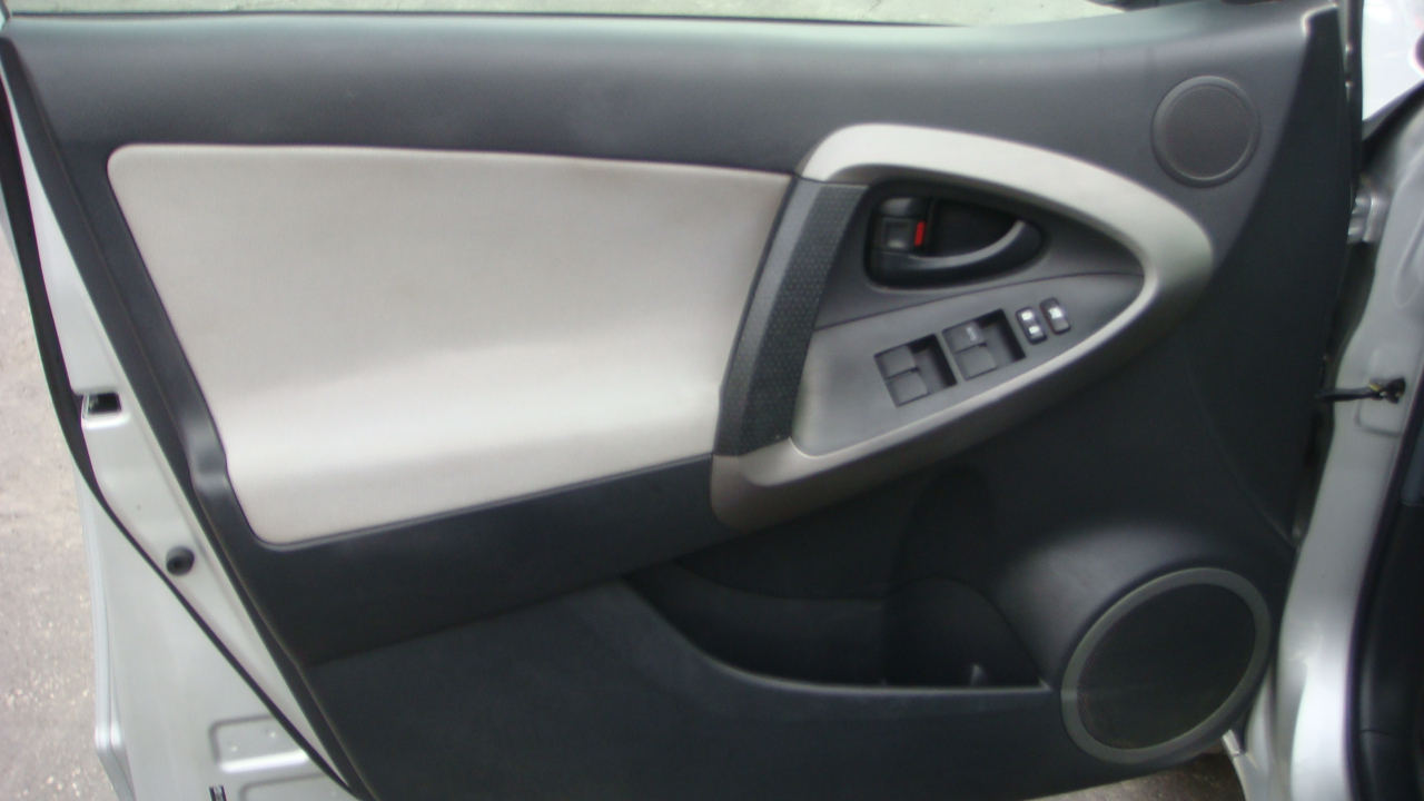 Toyota RAV4 4-Door 4WD 2012