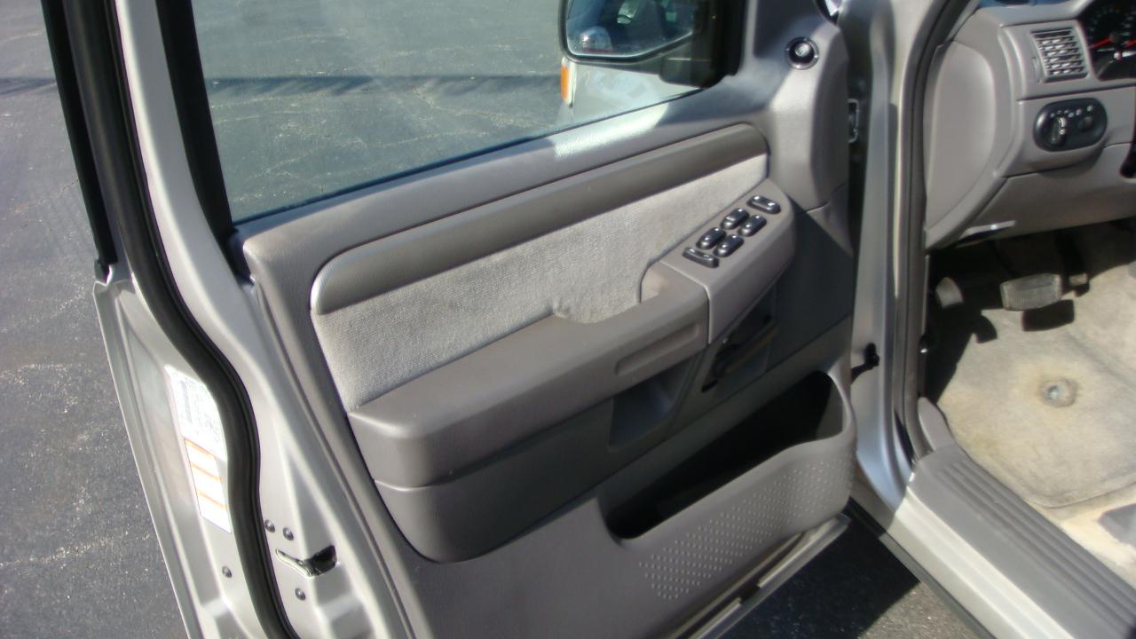 Ford Explorer XLT 4.0L 4WD 2004