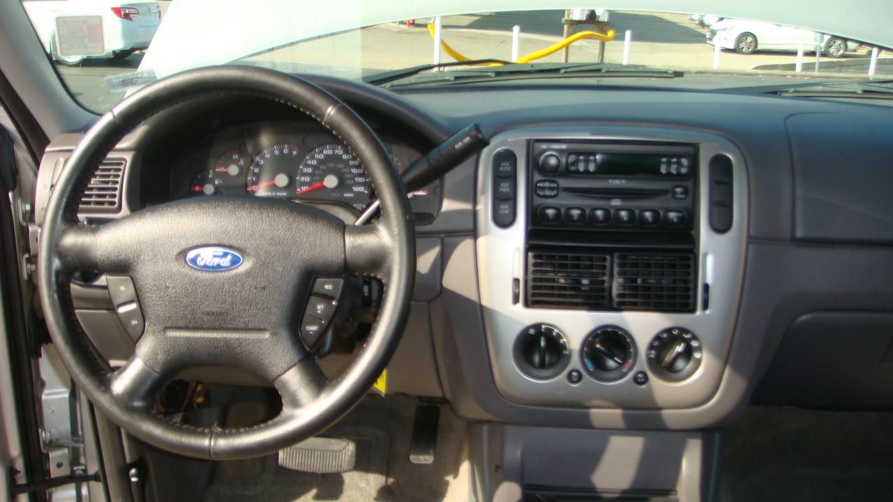 Ford Explorer XLT 4.0L 4WD 2004