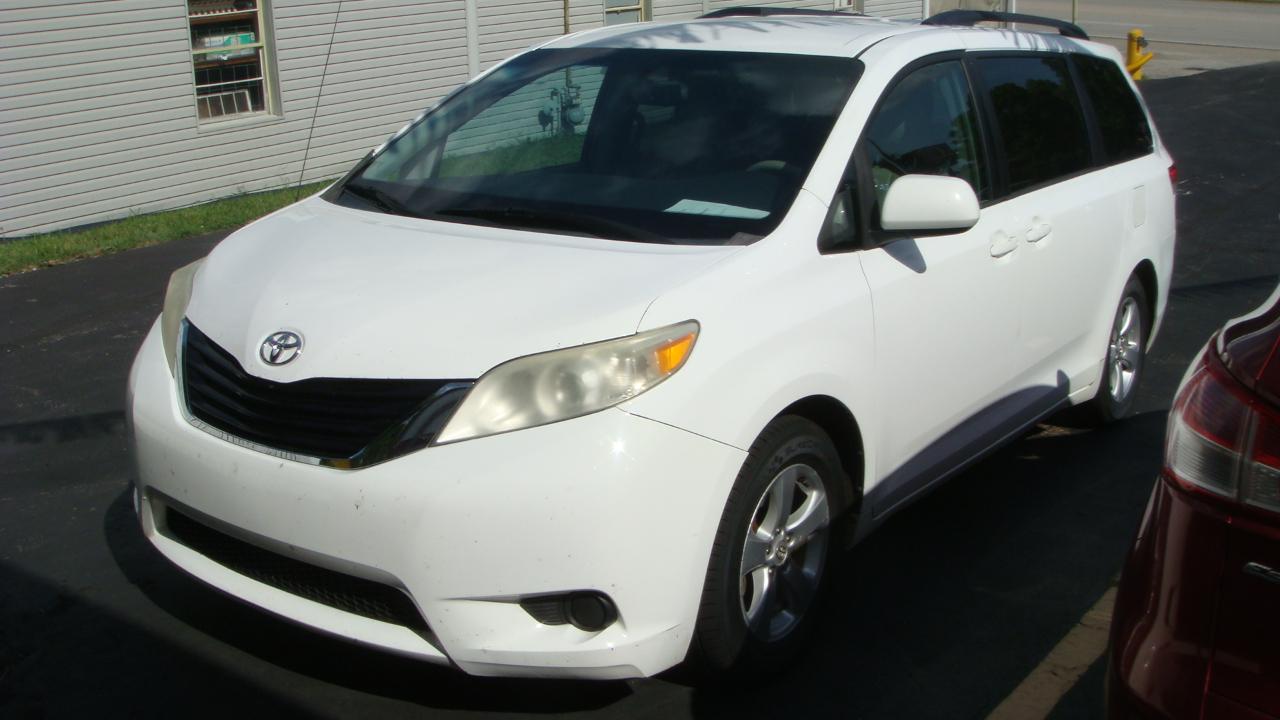 Toyota Sienna LE 8-Passenger Seating 2013