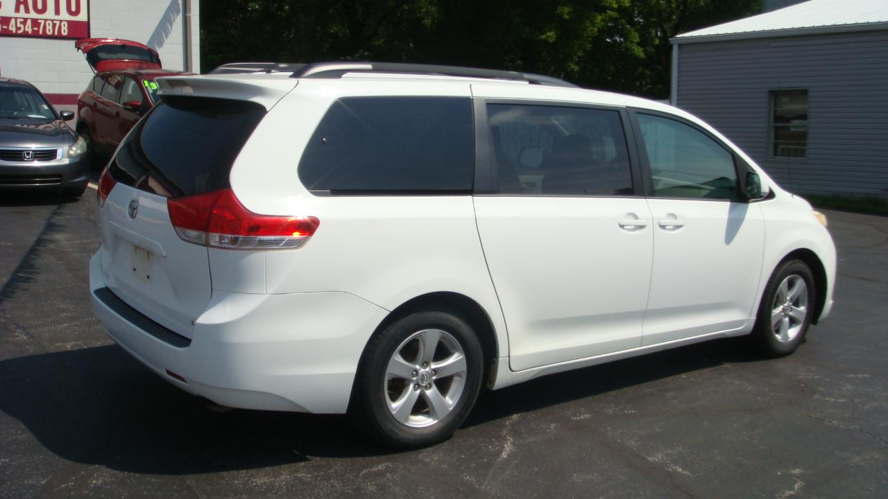 Toyota Sienna LE 8-Passenger Seating 2013
