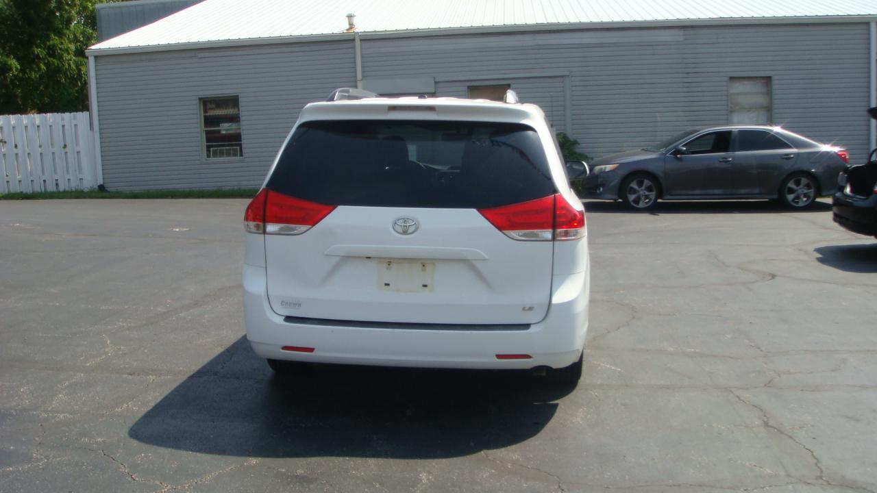 Toyota Sienna LE 8-Passenger Seating 2013
