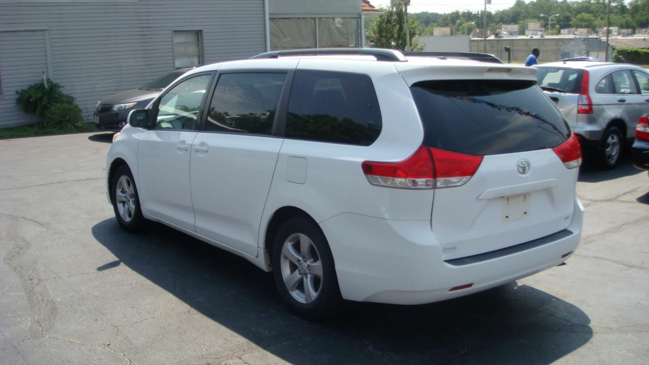 Toyota Sienna LE 8-Passenger Seating 2013