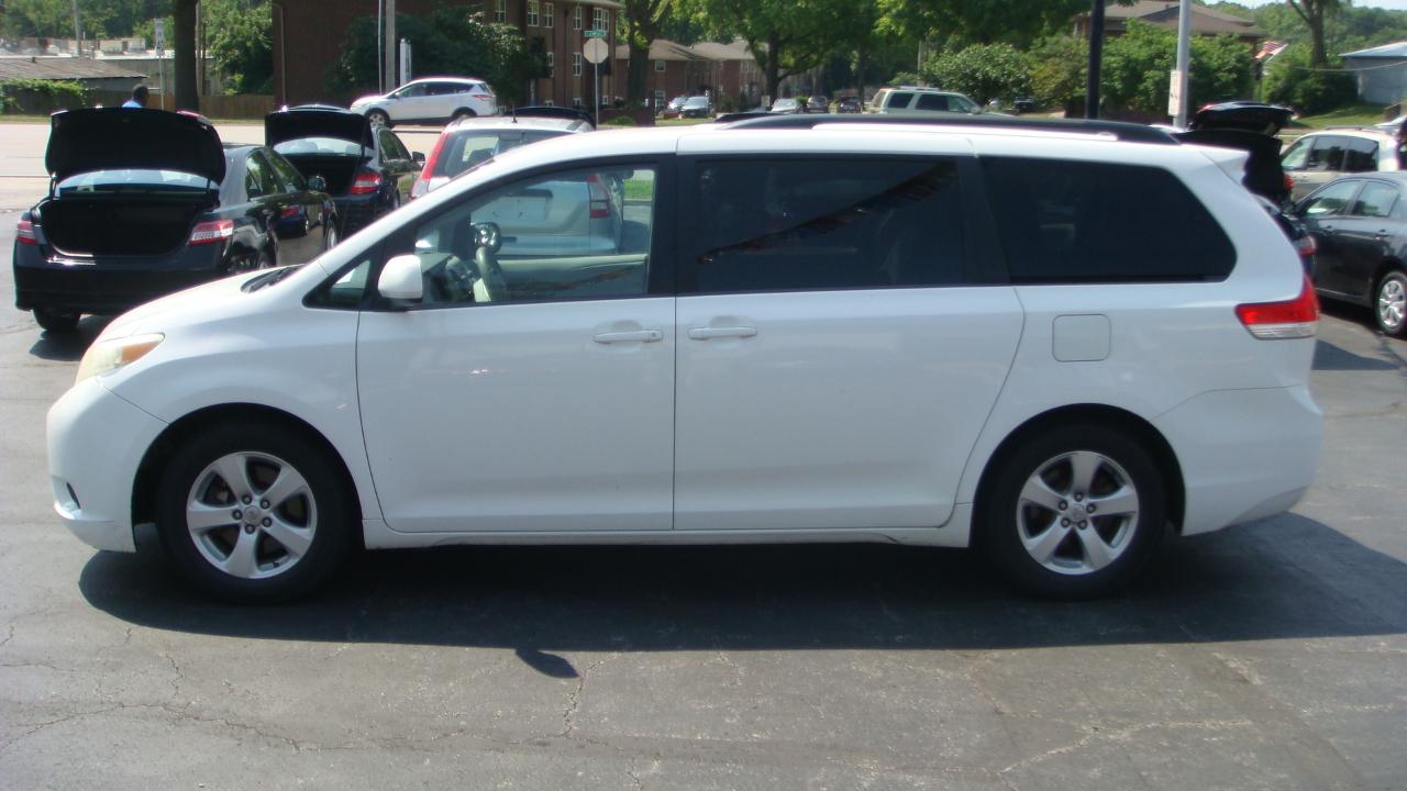 Toyota Sienna LE 8-Passenger Seating 2013