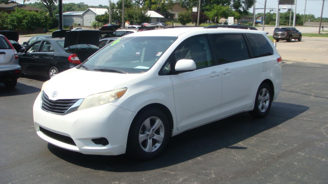 Toyota Sienna LE 8-Passenger Seating 2013