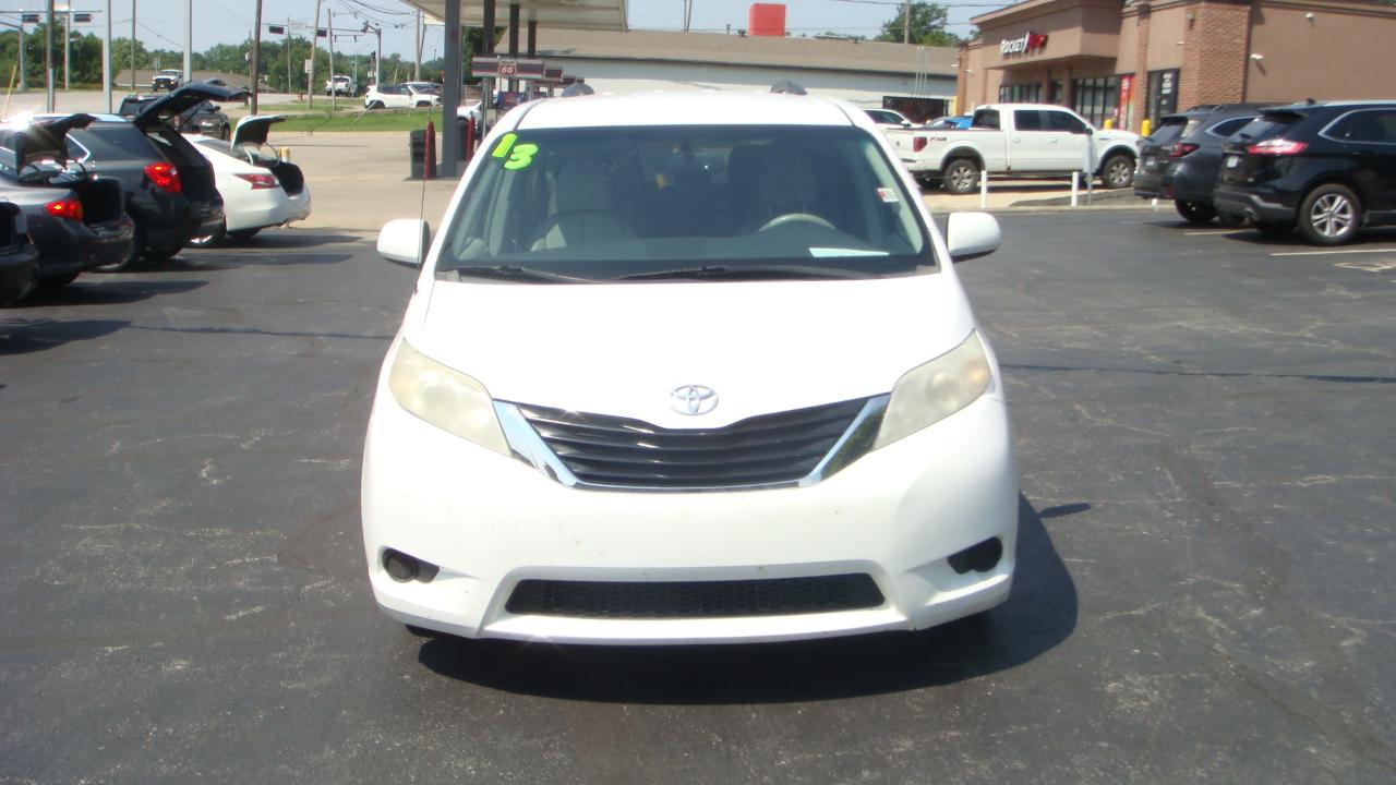 Toyota Sienna LE 8-Passenger Seating 2013