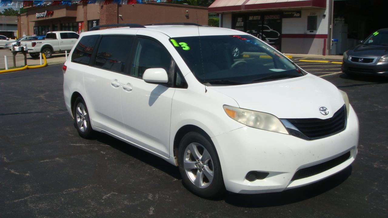 Toyota Sienna LE 8-Passenger Seating 2013