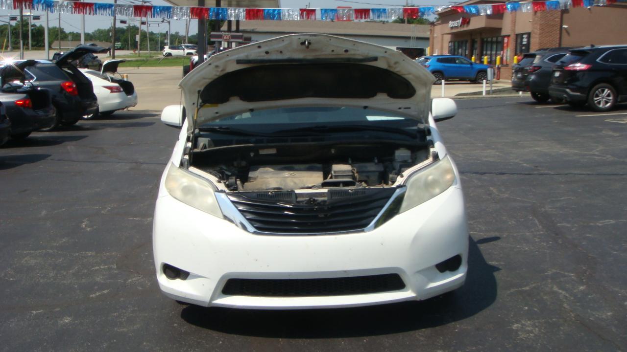 Toyota Sienna LE 8-Passenger Seating 2013