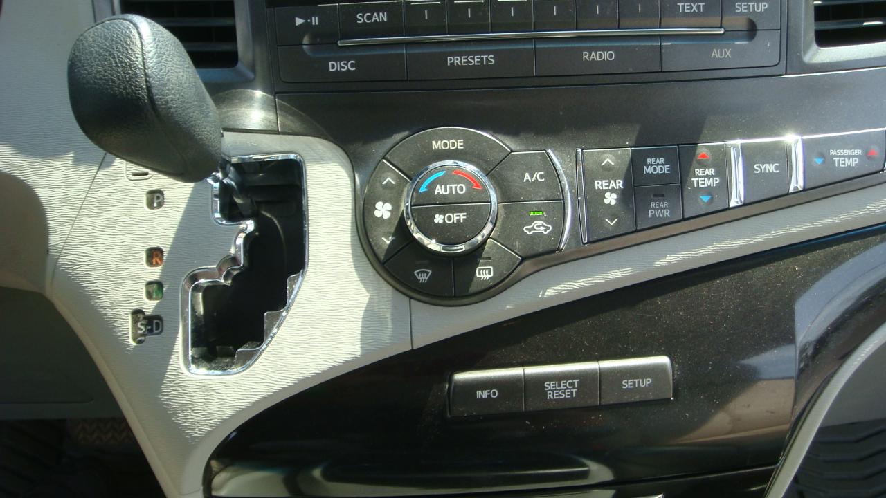 Toyota Sienna LE 8-Passenger Seating 2013