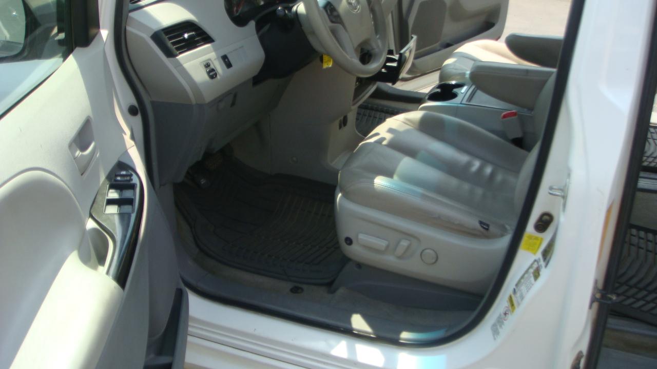 Toyota Sienna LE 8-Passenger Seating 2013