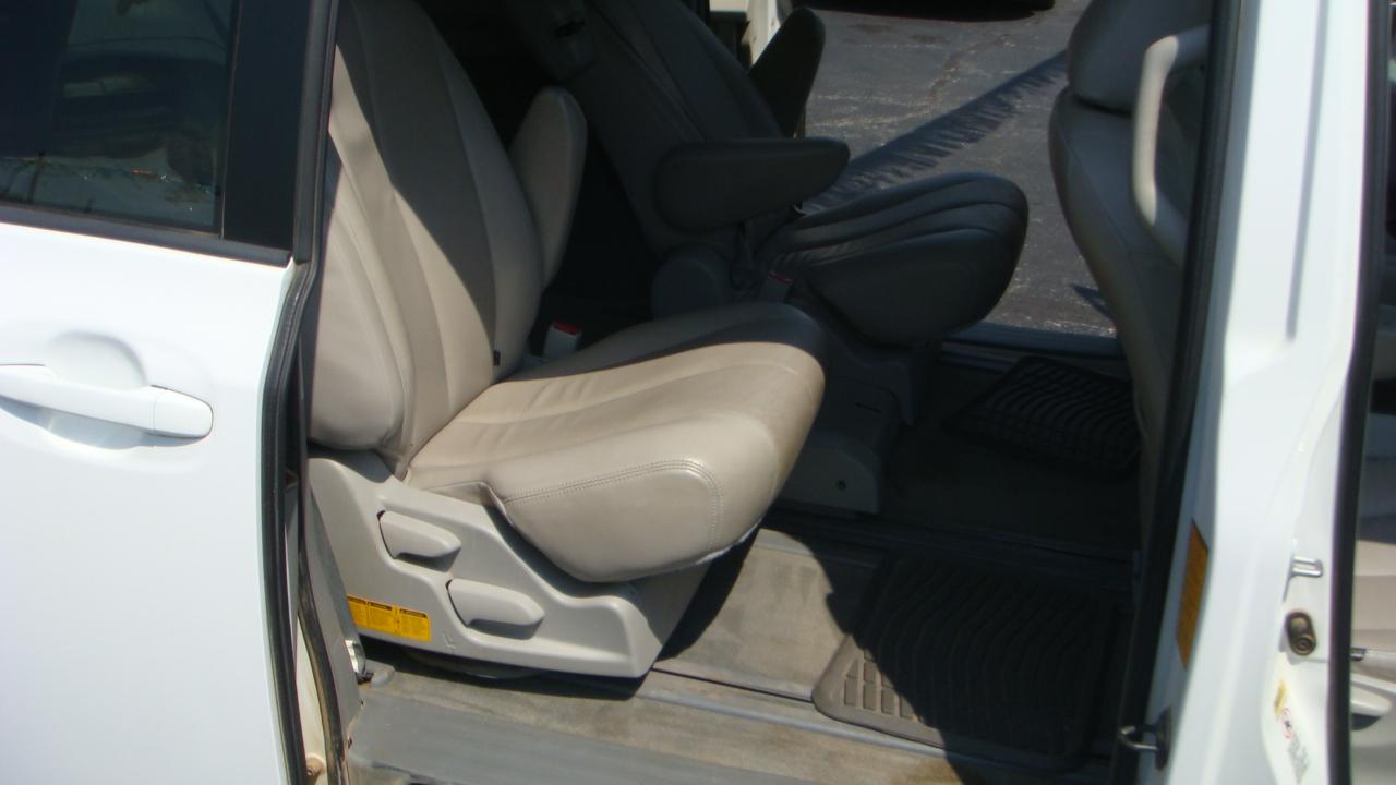 Toyota Sienna LE 8-Passenger Seating 2013