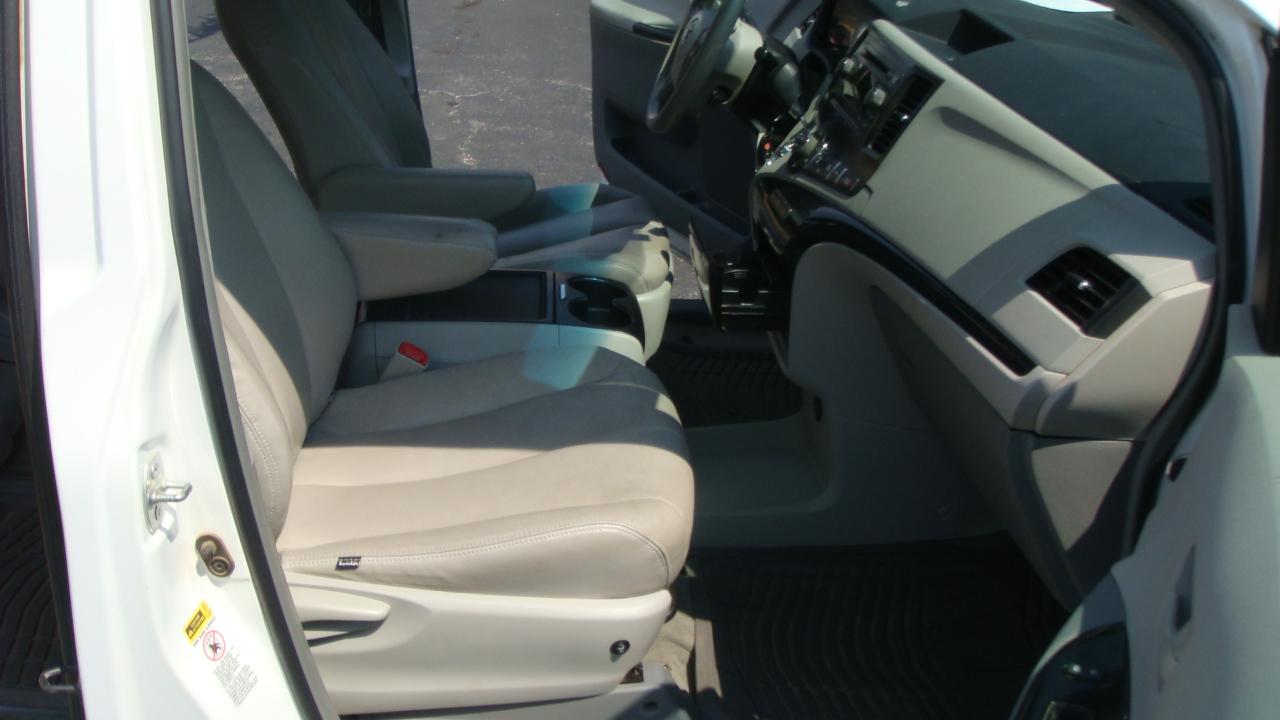 Toyota Sienna LE 8-Passenger Seating 2013
