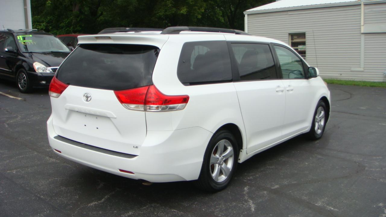 Toyota Sienna LE 8-Passenger Seating 2013