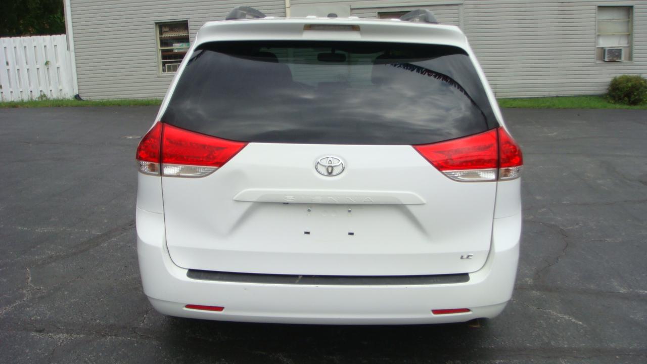 Toyota Sienna LE 8-Passenger Seating 2013
