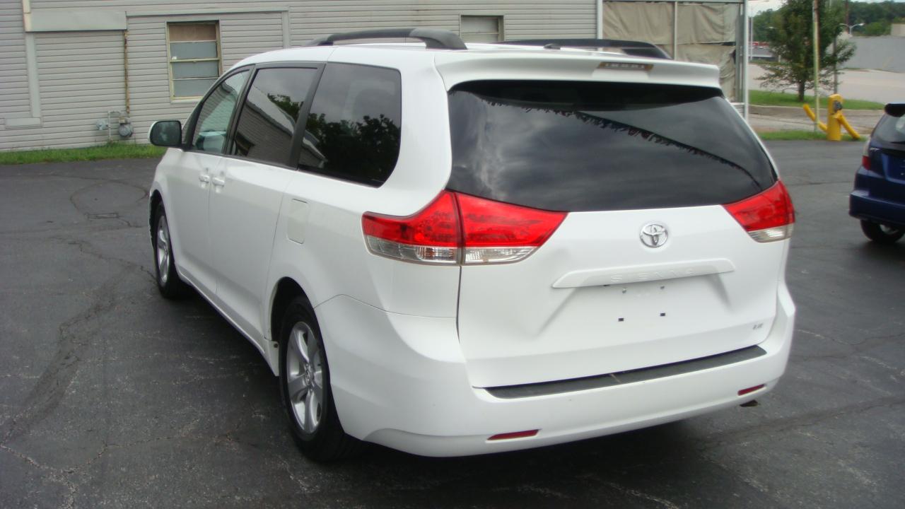 Toyota Sienna LE 8-Passenger Seating 2013