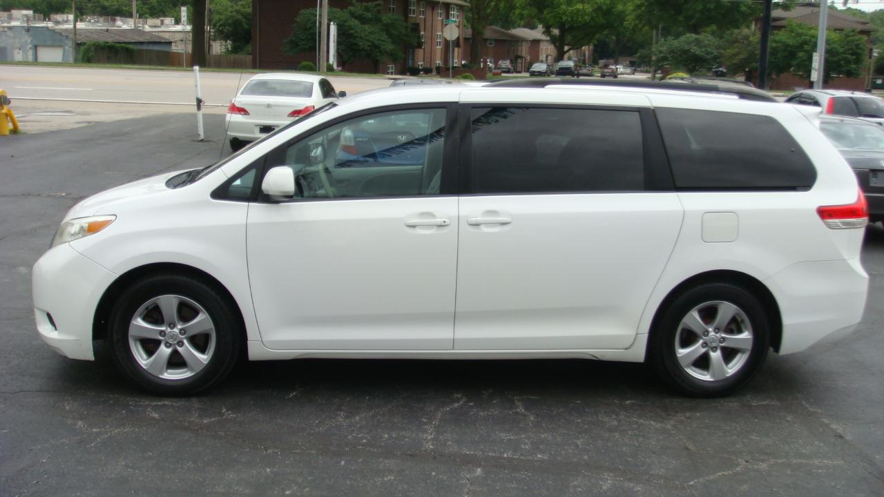 Toyota Sienna LE 8-Passenger Seating 2013