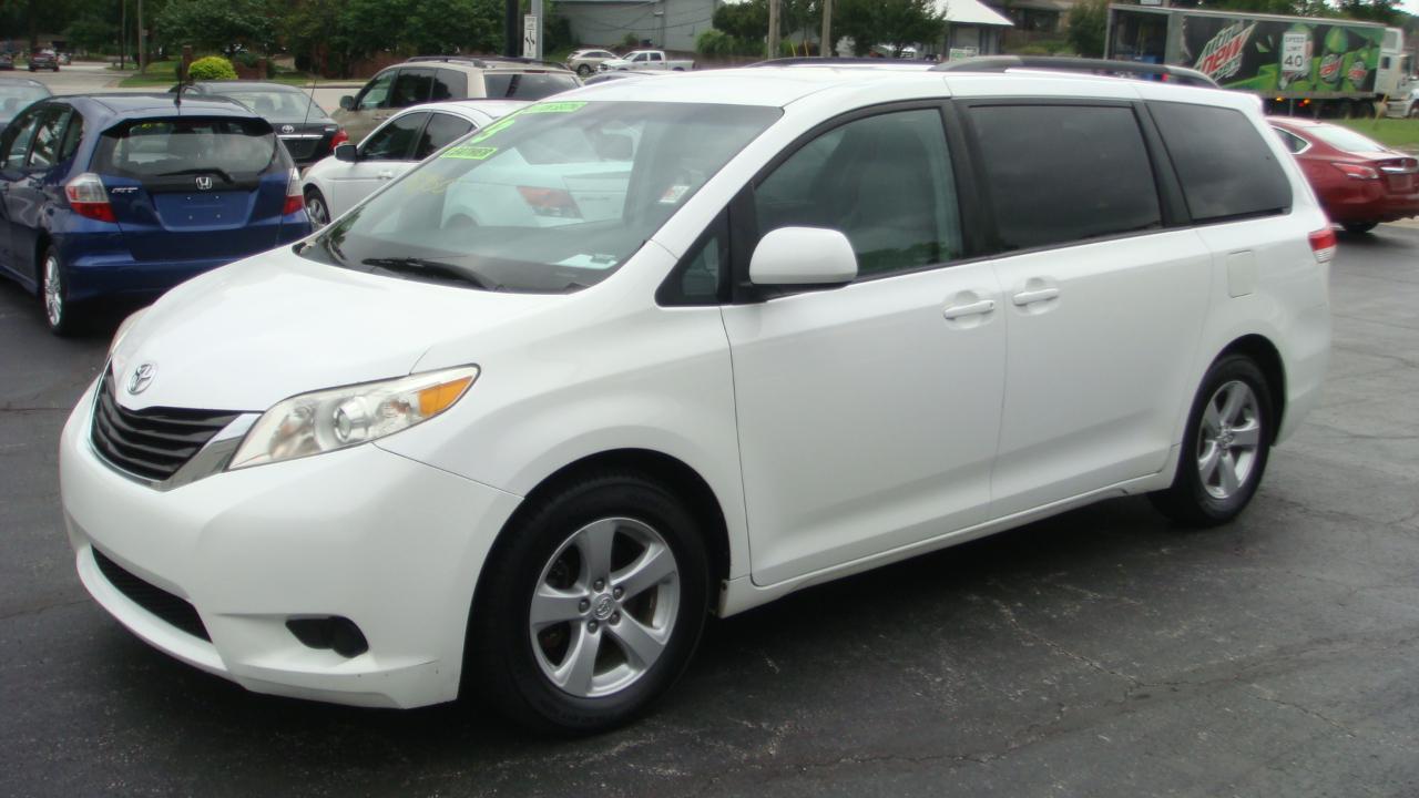 Toyota Sienna LE 8-Passenger Seating 2013