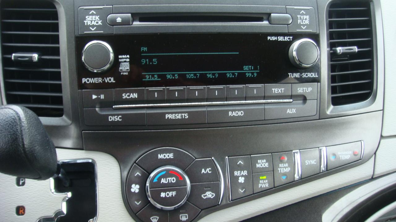 Toyota Sienna LE 8-Passenger Seating 2013