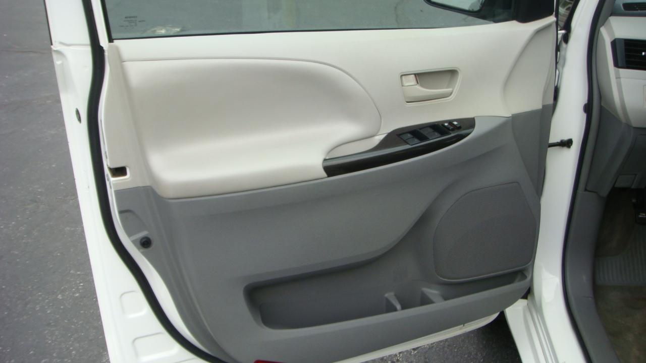 Toyota Sienna LE 8-Passenger Seating 2013