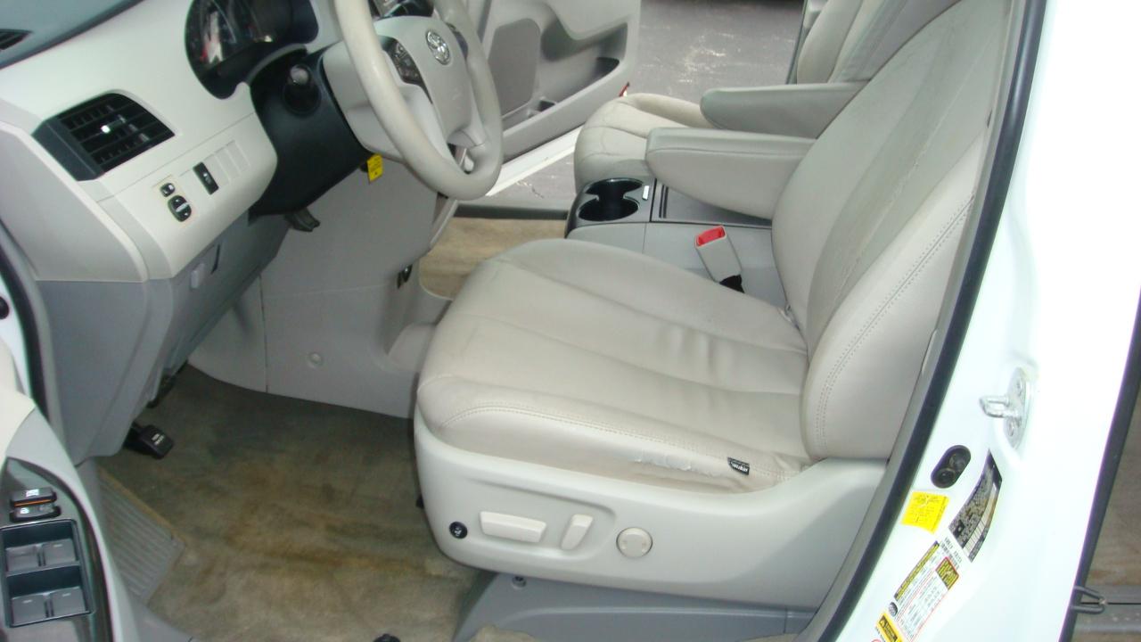 Toyota Sienna LE 8-Passenger Seating 2013