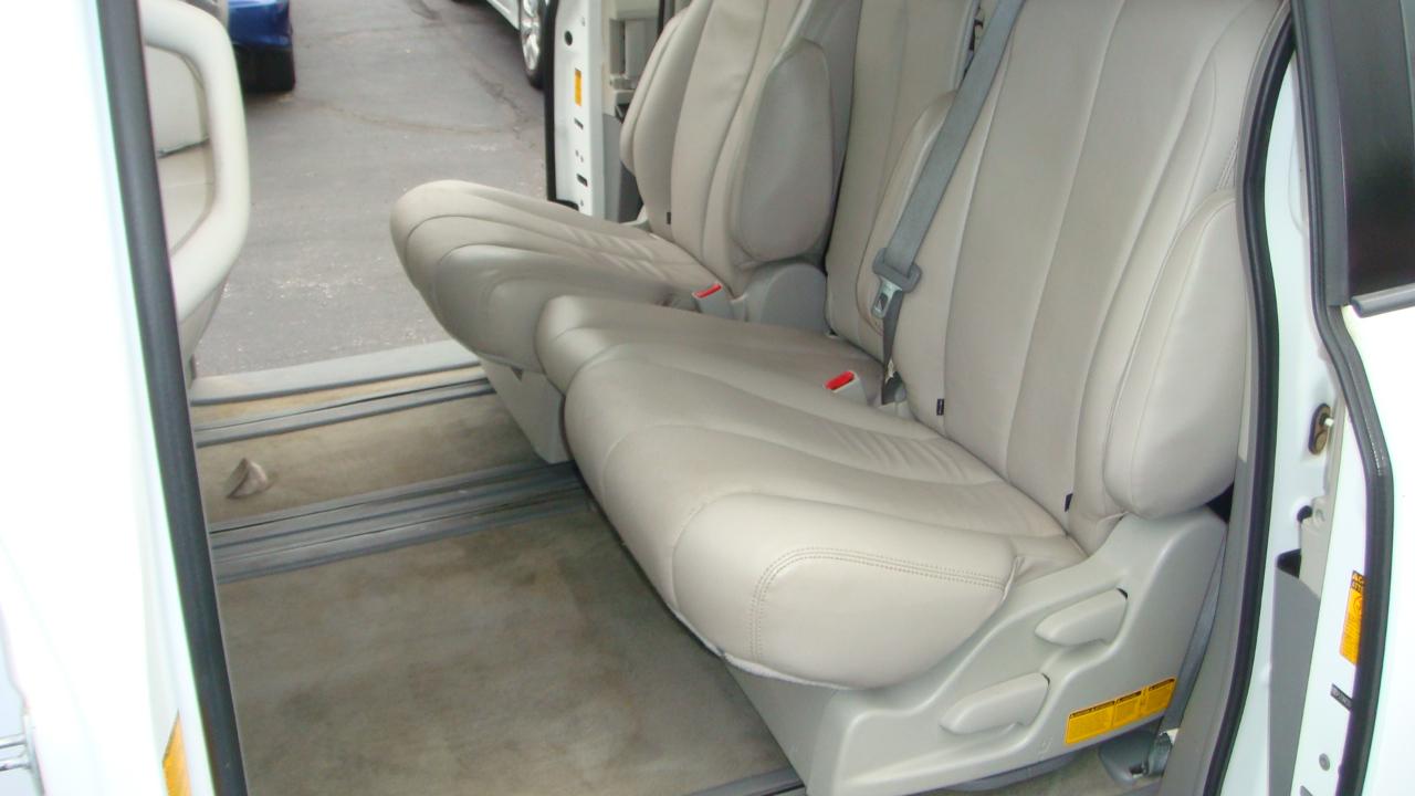 Toyota Sienna LE 8-Passenger Seating 2013