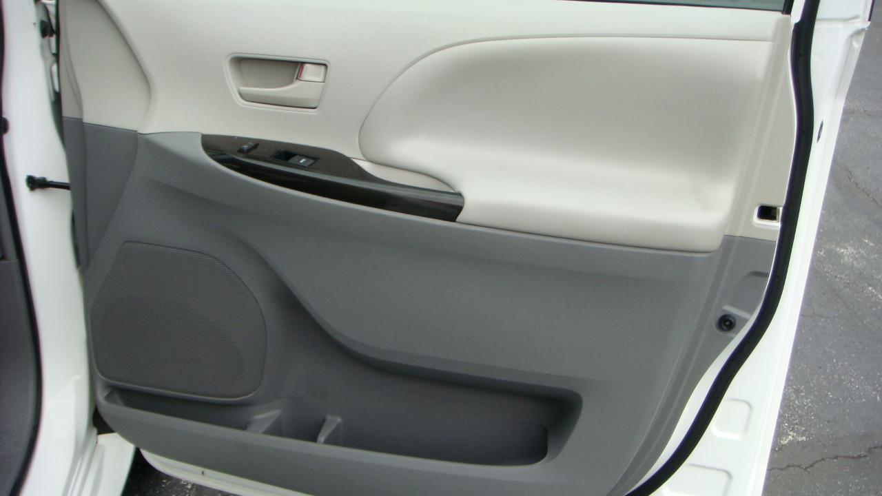 Toyota Sienna LE 8-Passenger Seating 2013