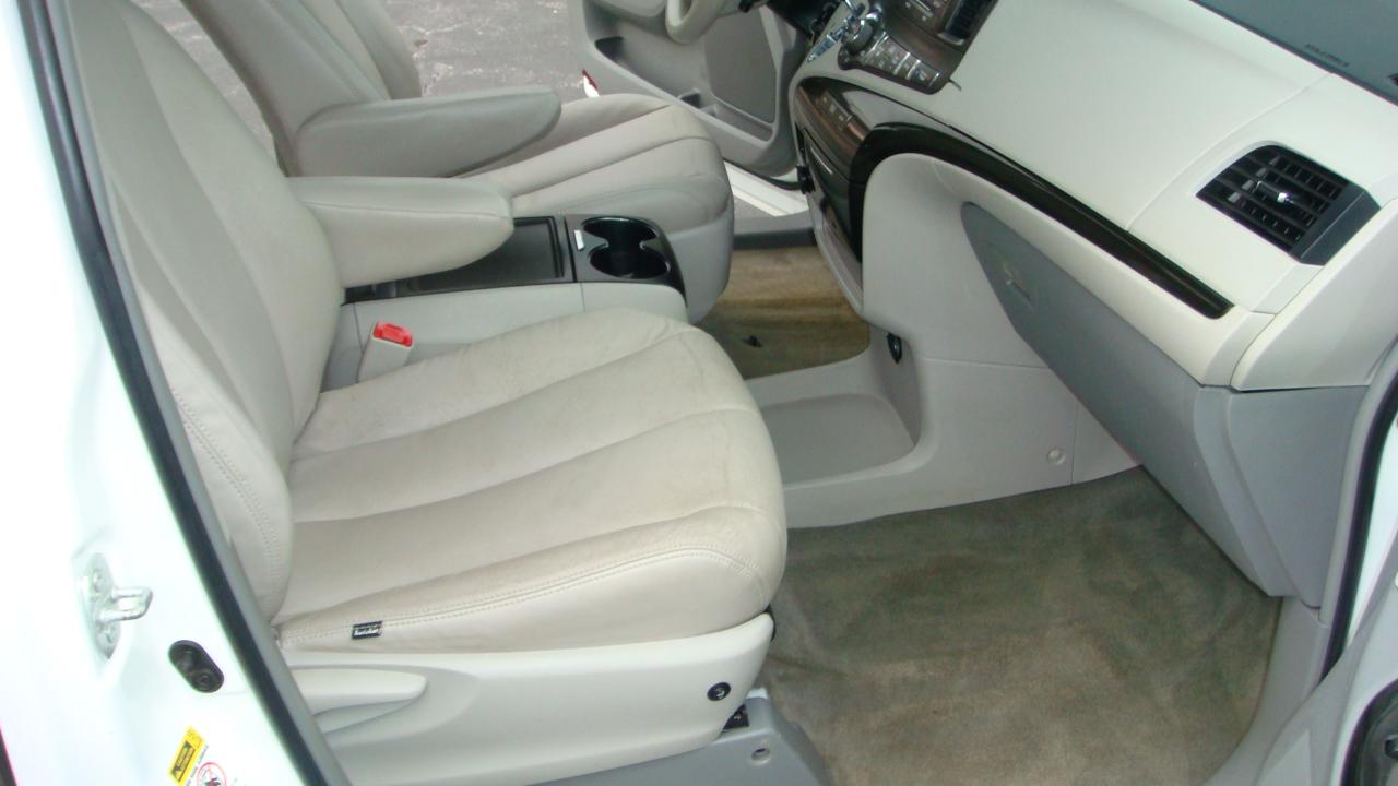Toyota Sienna LE 8-Passenger Seating 2013