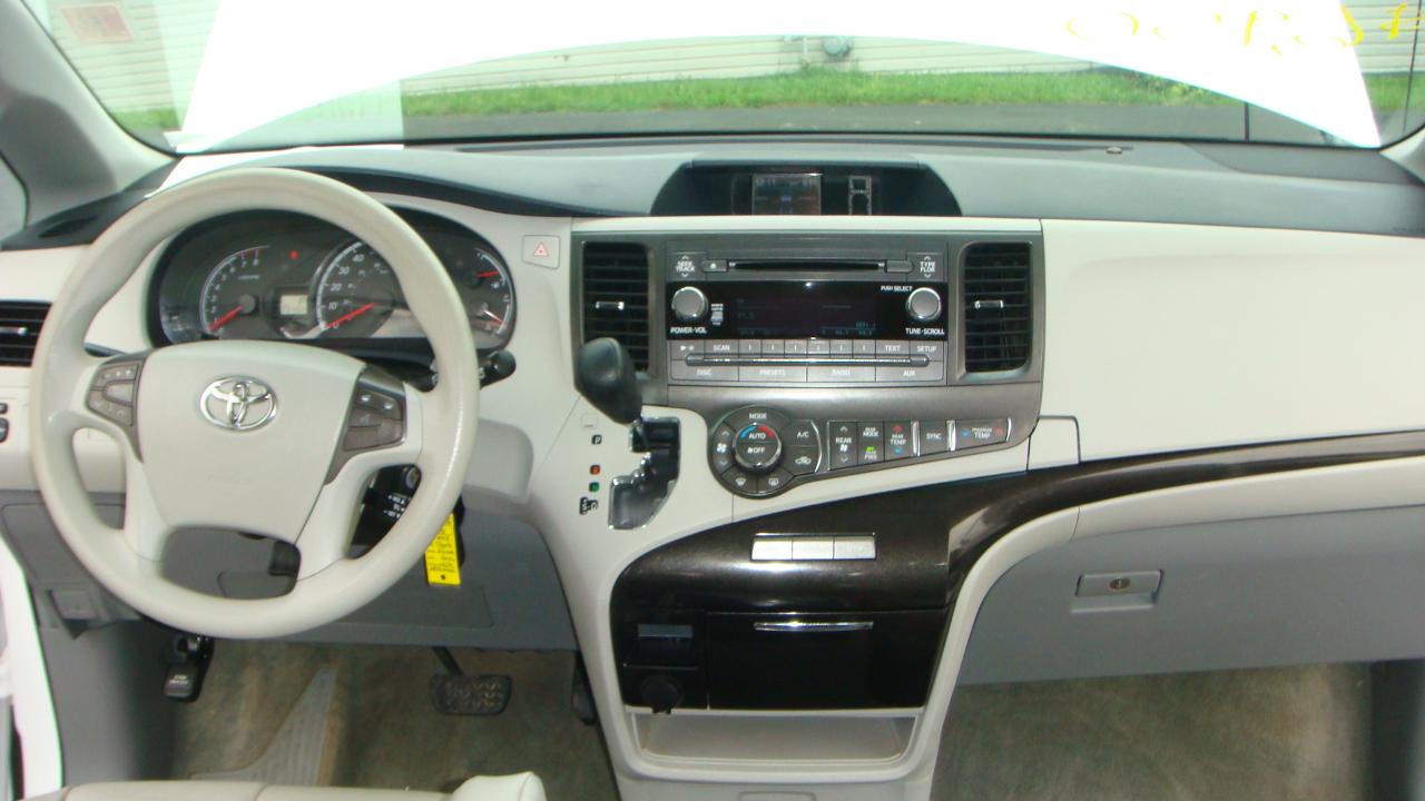 Toyota Sienna LE 8-Passenger Seating 2013