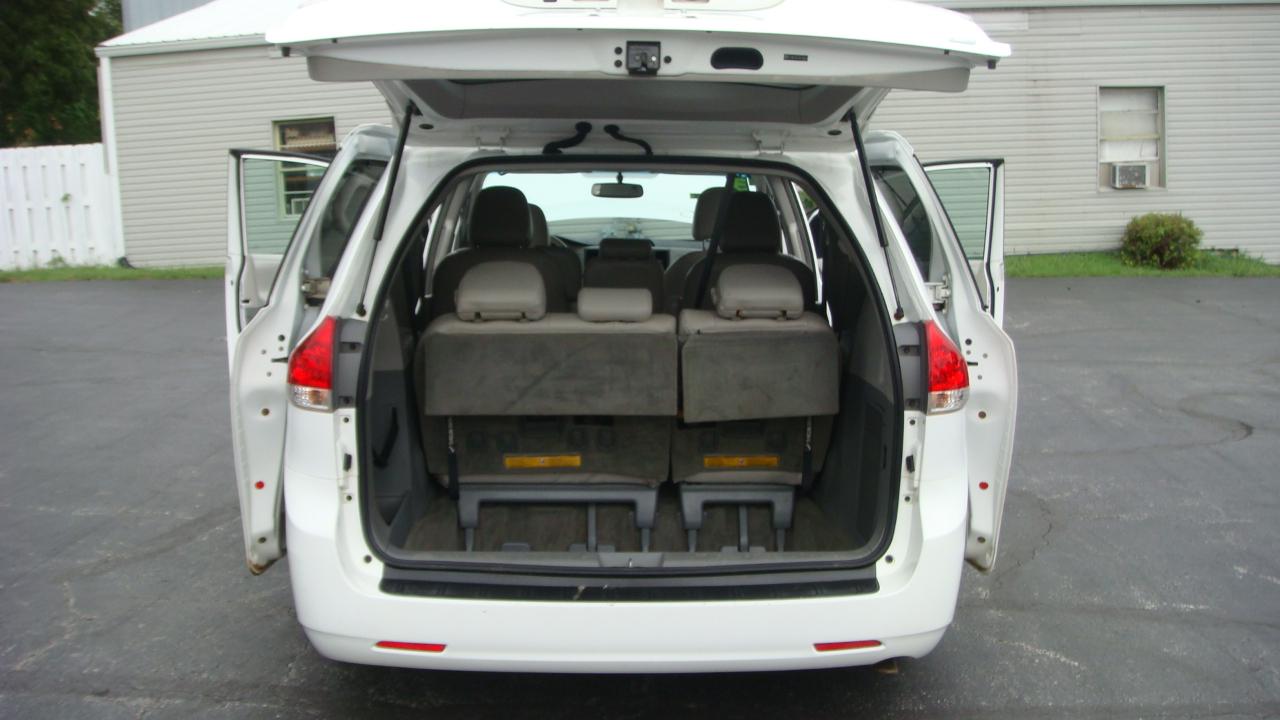 Toyota Sienna LE 8-Passenger Seating 2013