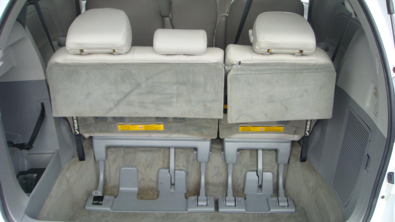 Toyota Sienna LE 8-Passenger Seating 2013