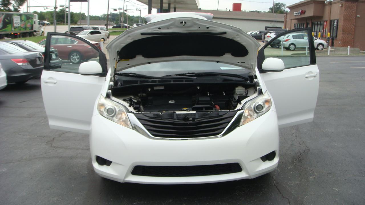 Toyota Sienna LE 8-Passenger Seating 2013