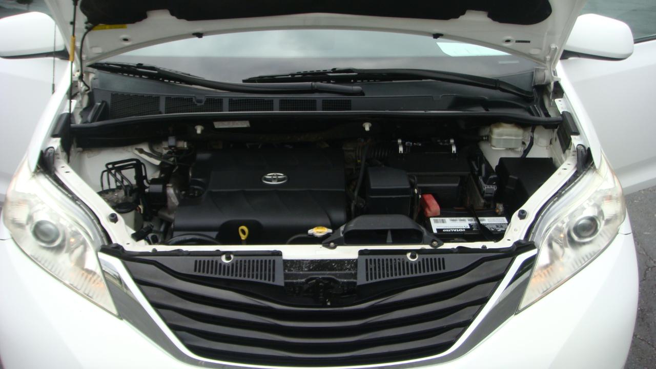 Toyota Sienna LE 8-Passenger Seating 2013