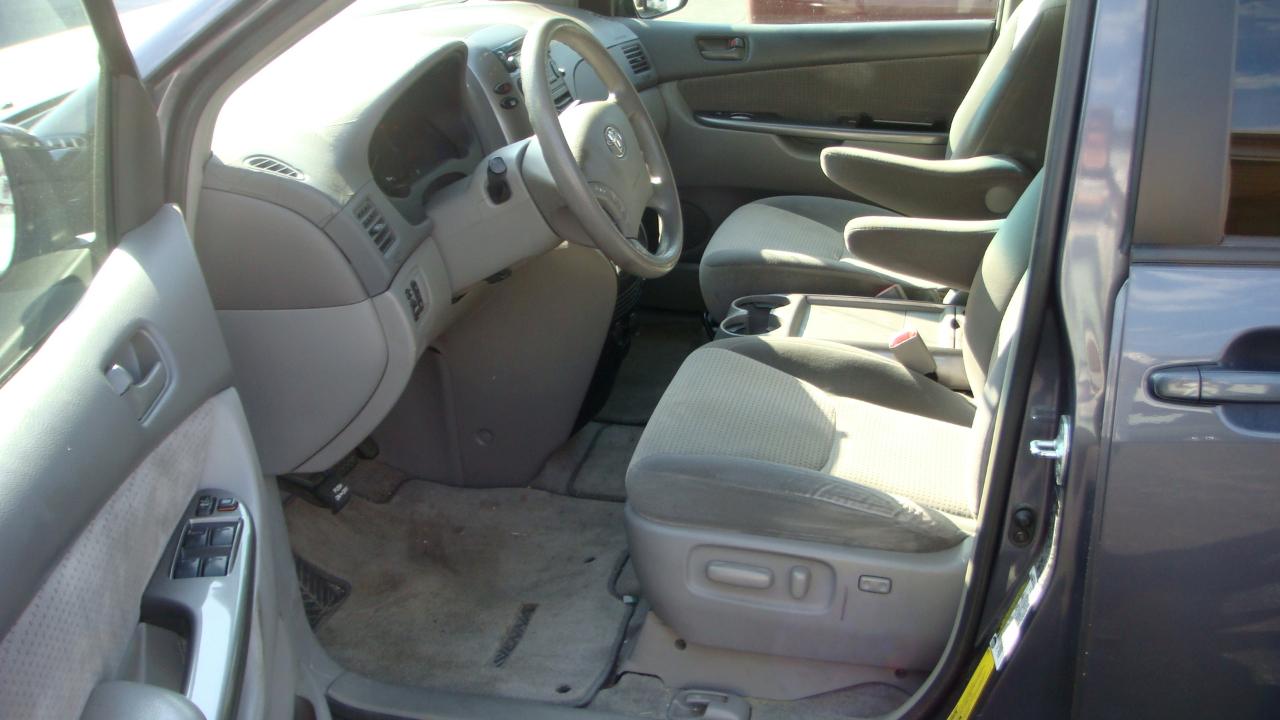 Toyota Sienna LE 2006
