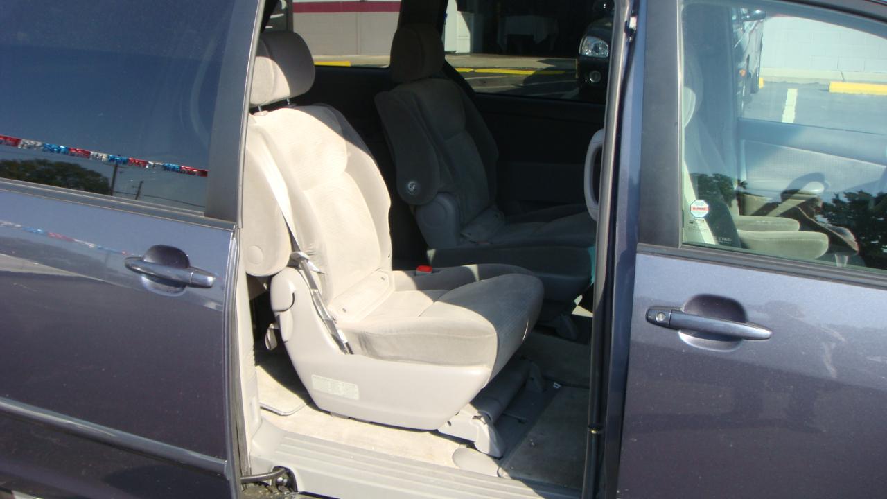 Toyota Sienna LE 2006