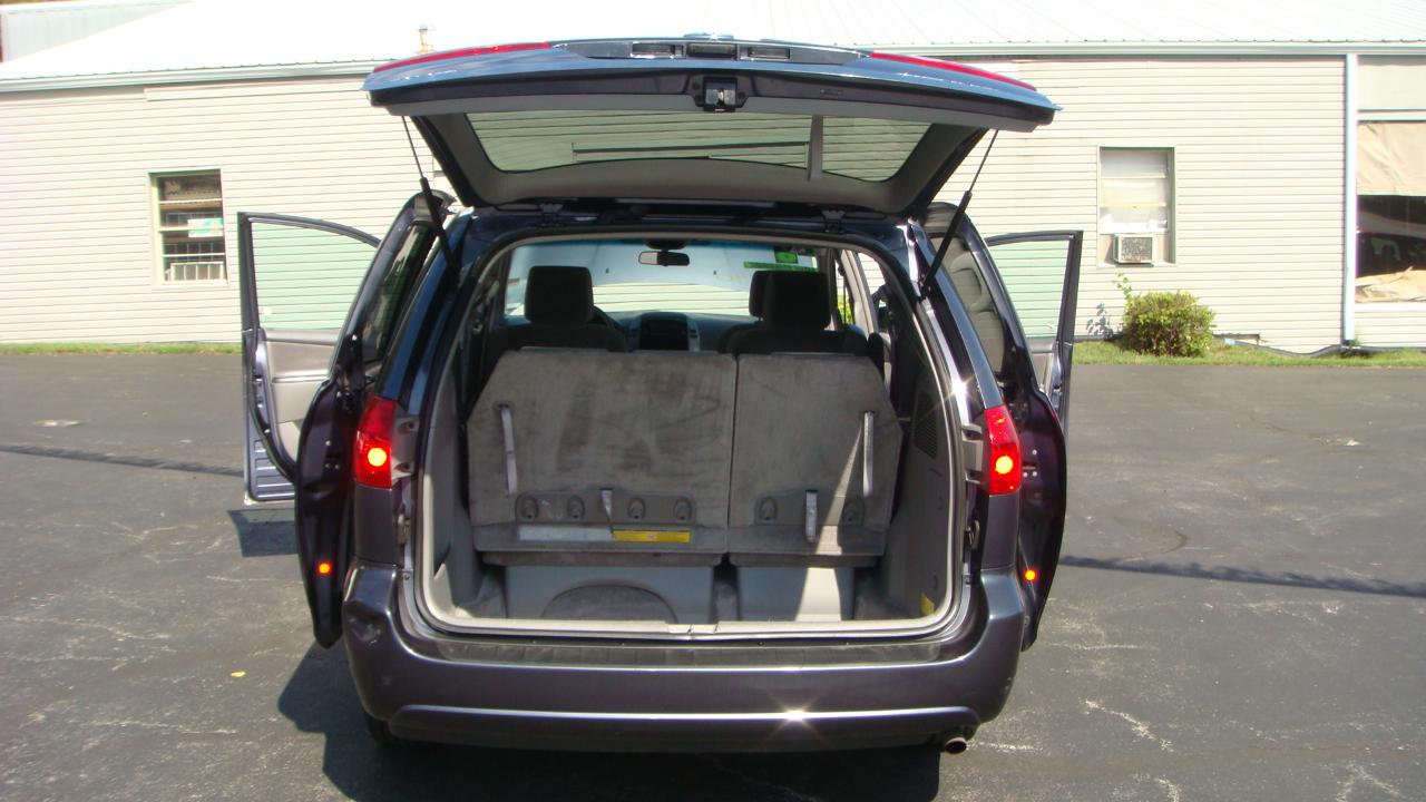 Toyota Sienna LE 2006