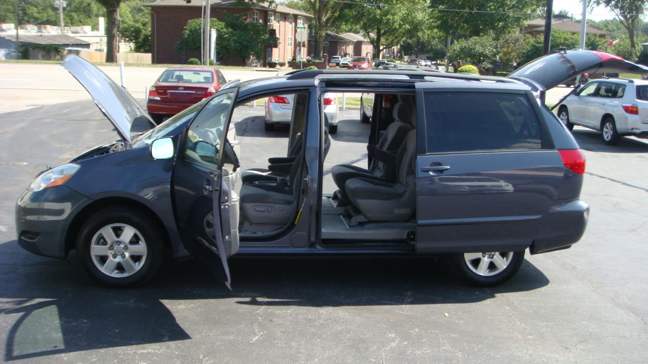 Toyota Sienna LE 2006